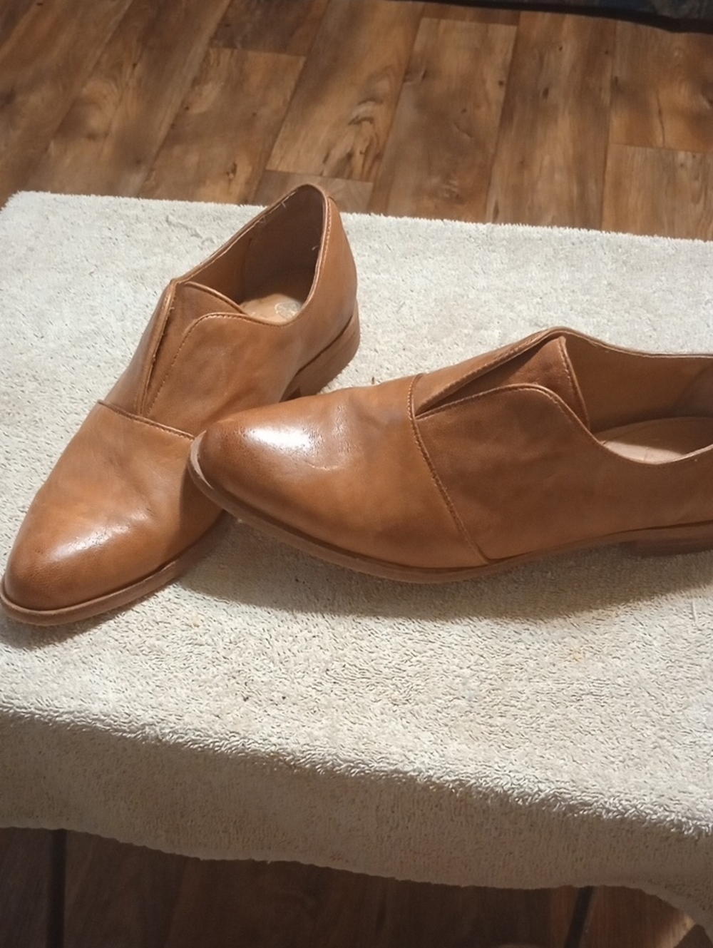 Women's Classic Isola Tan Leather Slip-On Loafers Size 9M - Picture 9 of 9